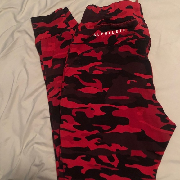 Alphalete Pants - Alphalete red camo joggers